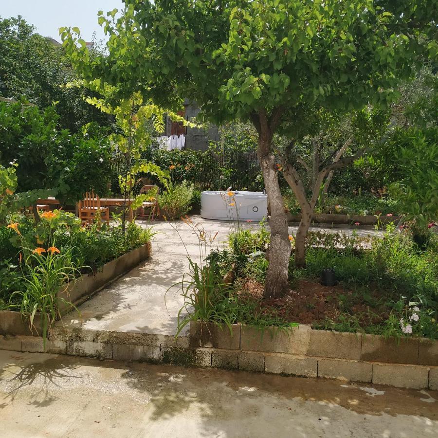 Spacious House With A Big Garden And Fire Pit Villa Tirana Exterior photo